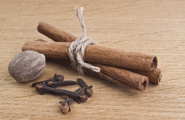 Palos de especias de canela en el tablero de madera de cerca —  Fotos de Stock