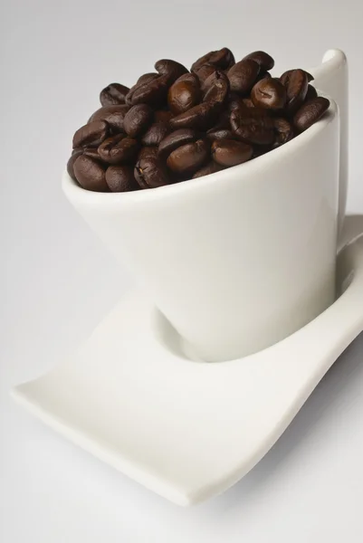 咖啡豆，杯子中的咖啡豆，背景为白色 — 图库照片