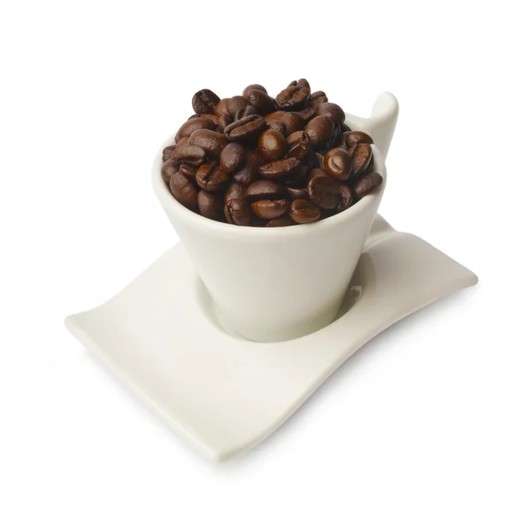 Grains de café dans une tasse isolée sur fond blanc — Photo