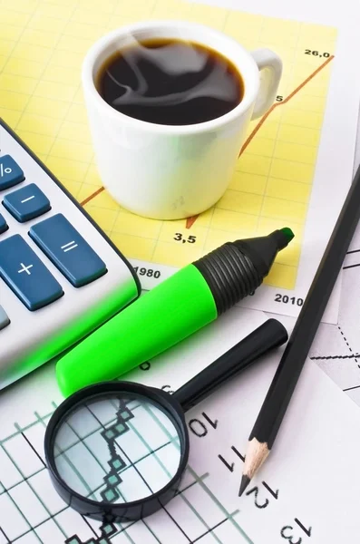 Café e calculadora sobre mesa de papel com diagrama — Fotografia de Stock