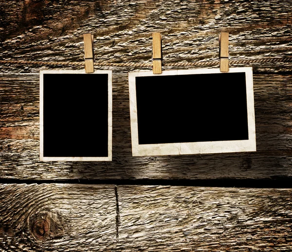 Molduras de fotos envelhecidas em fundo de madeira — Fotografia de Stock