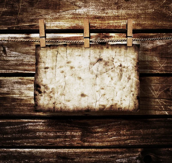 Oud papier over bruine houttextuur met natuurlijke patronen — Stockfoto