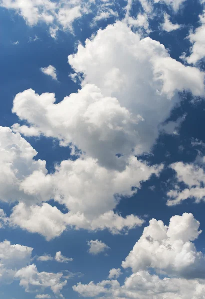 Nuvens brancas no céu azul — Fotografia de Stock