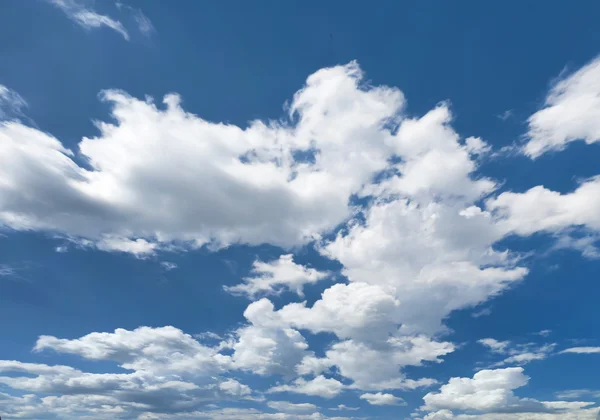 Nuages blancs dans le ciel bleu — Photo