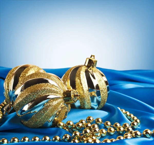 Goldene Weihnachtskugel — Stockfoto