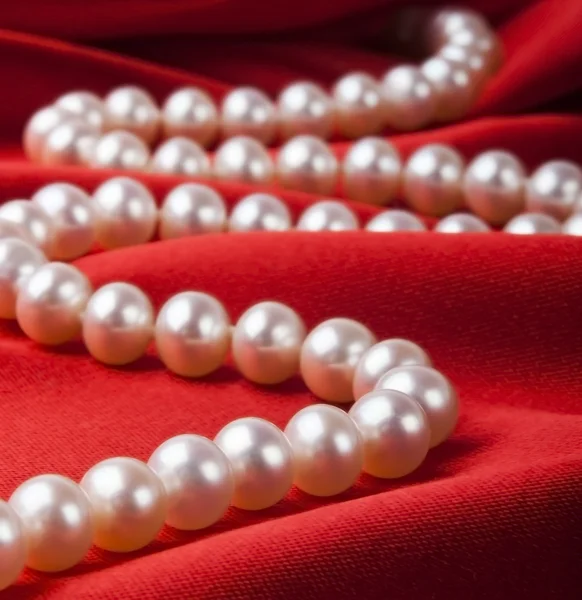 Перлове намисто на розкішному атласному фоні — стокове фото