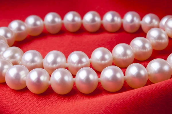 豪華なサテンの背景に真珠のネックレス — ストック写真
