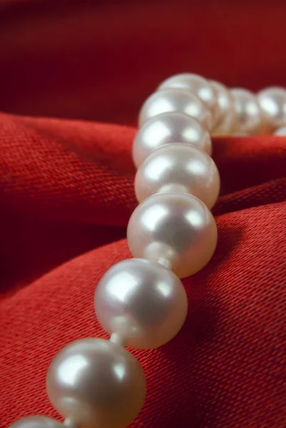 Pearl necklace on luxury satin background — Stock Photo, Image