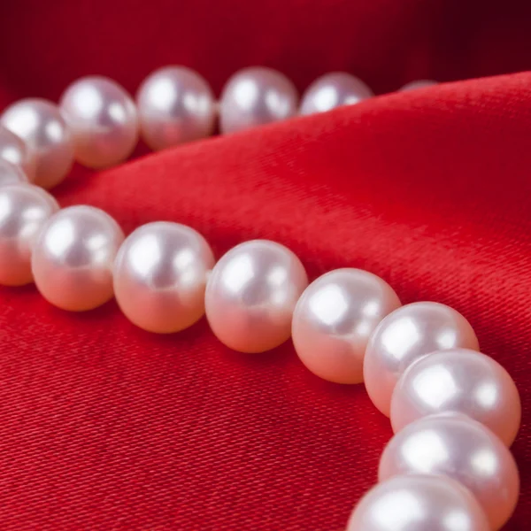 Pearl necklace on luxury satin background — Stock Photo, Image