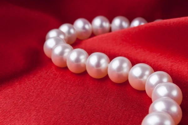 Perlový náhrdelník na luxusní saténové pozadí Stock Snímky