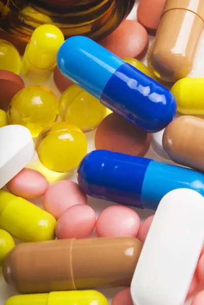 Красочные таблетки с капсулами — стоковое фото