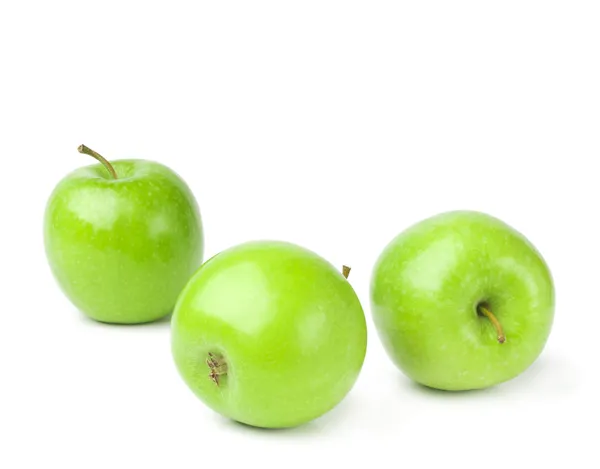 Зеленые яблоки на белом фоне — стоковое фото