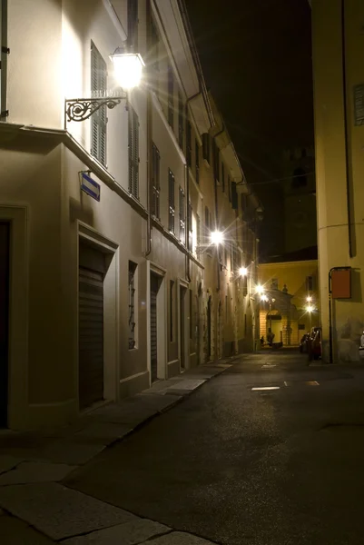 Ночная улица в старом городе — стоковое фото