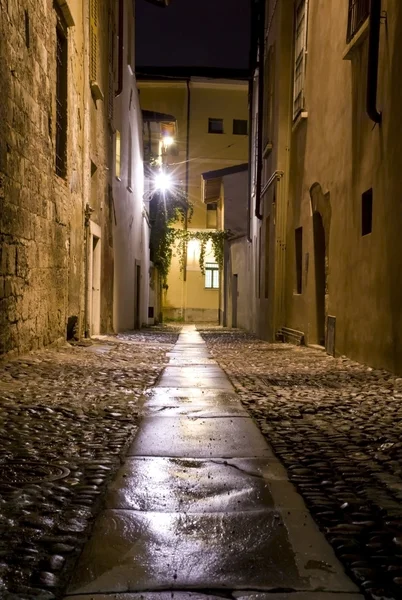 Calle de la noche en el casco antiguo — Foto de Stock