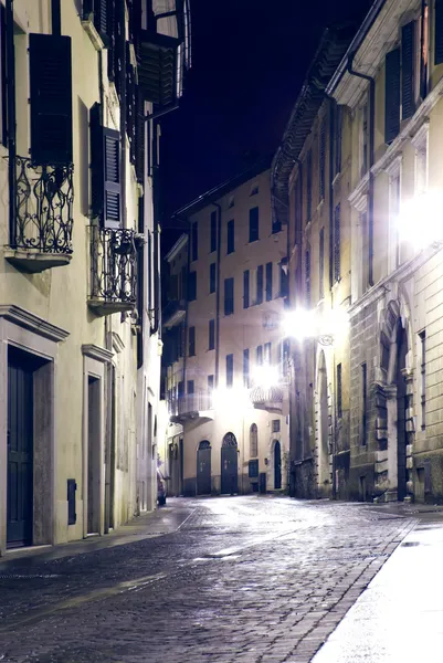 Calle de la noche en el casco antiguo — Foto de Stock