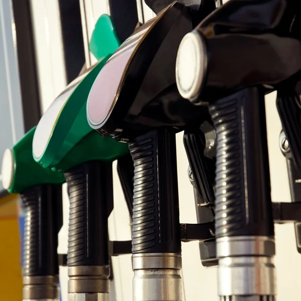 Boquillas de bomba en la gasolinera (enfoque selectivo ) — Foto de Stock