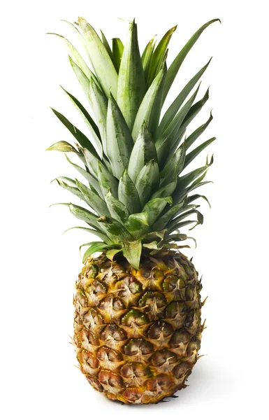 Reife ganze Ananas isoliert auf weiß — Stockfoto