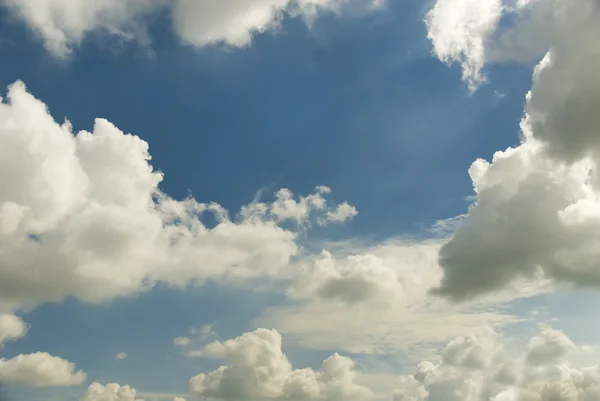 Blauwe lucht met wolken. — Stockfoto