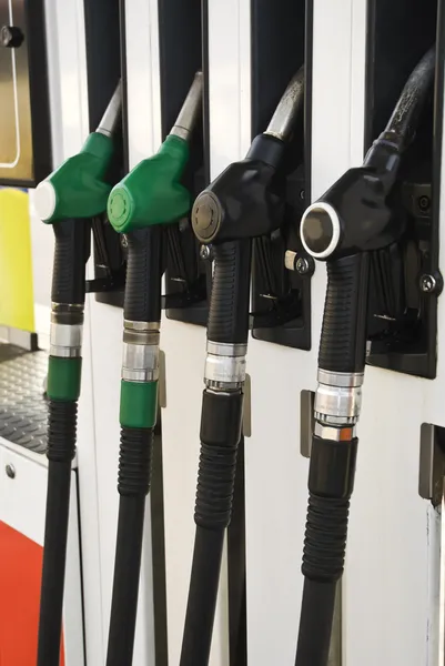 Boquillas de bomba en la gasolinera (enfoque selectivo ) Imagen de stock