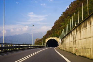 Tünel yol ve trafik işaretleri
