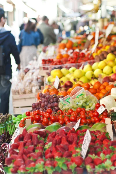 Targ owocowy z różnymi kolorowymi owocami i warzywami — Zdjęcie stockowe