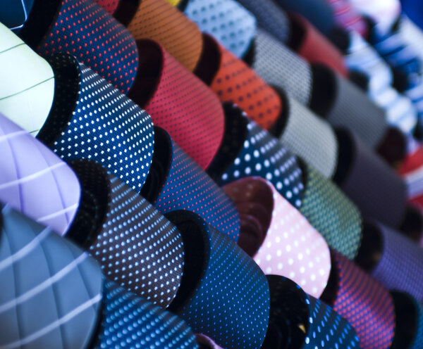 Разноцветные итальянские галстуки в мягком фокусе
