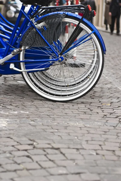 Bicycle on the city street — Stock Photo, Image