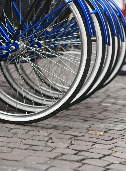 Cykel på stadens gata — Stockfoto