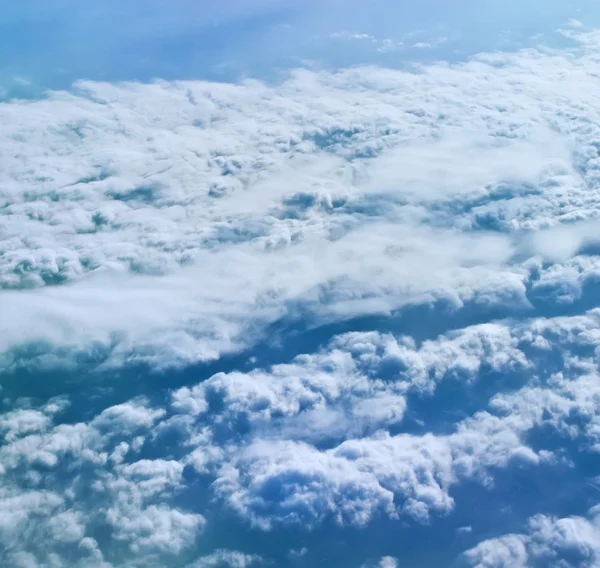 Blauwe lucht met wolken. — Stockfoto