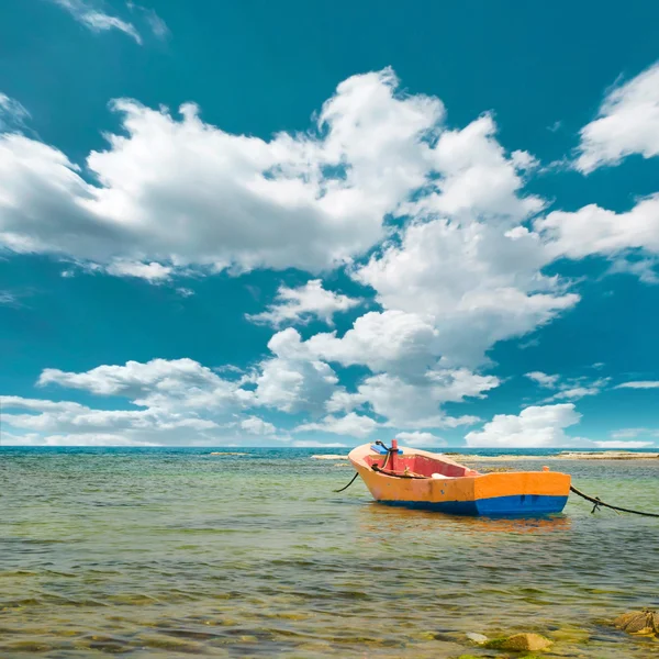 Bir plaj sarı tekne — Stok fotoğraf