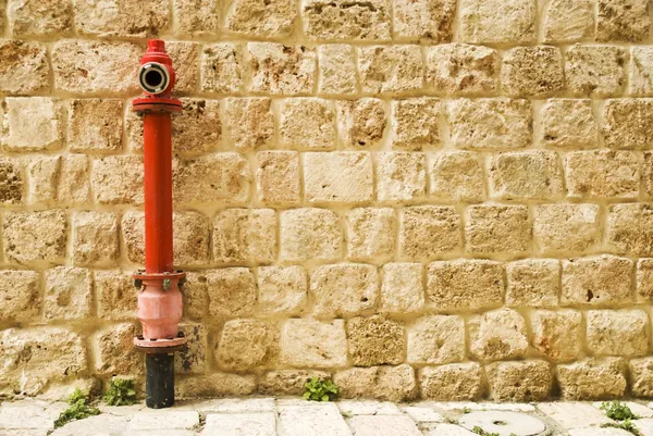 Червоний пожежний гідрант у стіні . — стокове фото