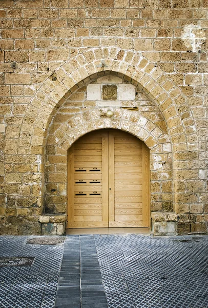 Drzwi rustykalne zestaw w starym murem — Zdjęcie stockowe