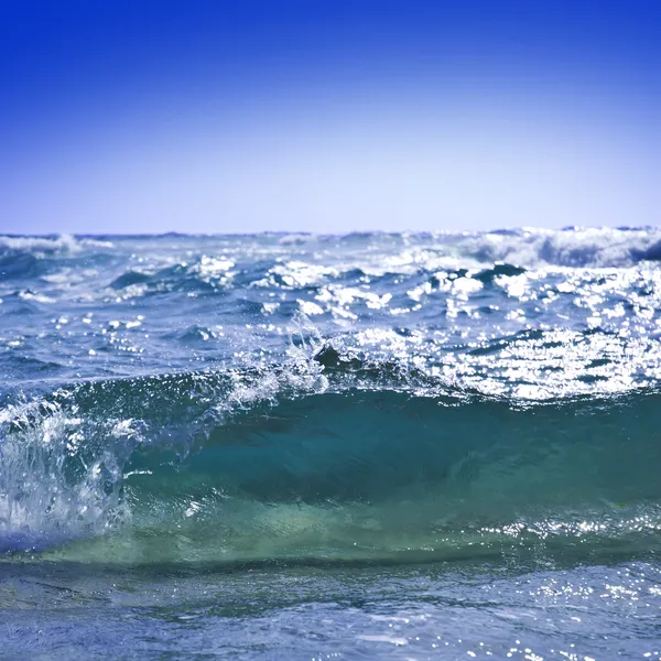 Vysoké vlny na hladině oceánu — Stock fotografie