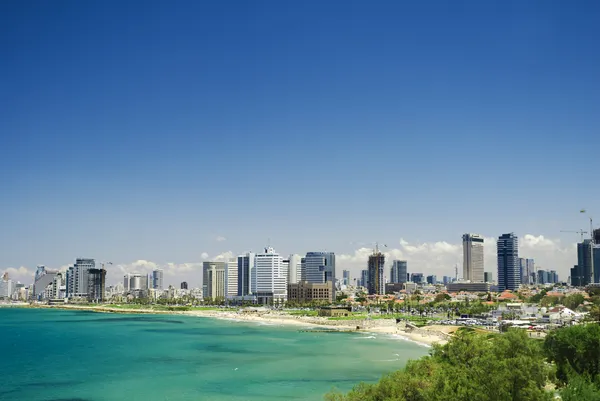 Deniz kıyısında ve akşam eski Jaffa'dan tel Aviv görünümü
