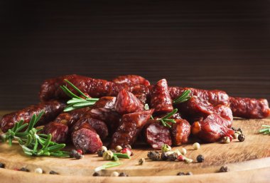 Biberiyeli füme sosis.