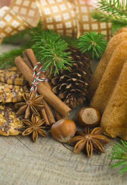 kahverengi ahşap arka plan (seçici odak üstünde Noel kek)