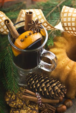 kahverengi ahşap arka plan (seçici odak üstünde Noel kek)