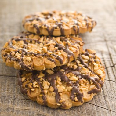 Tahta masada çikolata parçalı kurabiyeler (seçici odak)