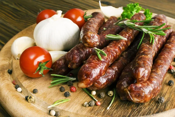 Smoked sausage with rosemary and peppercorns tomatoes and garlic — Stock Photo, Image