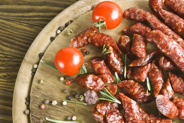Smoked sausage with rosemary and peppercorns tomatoes — Stock Photo, Image
