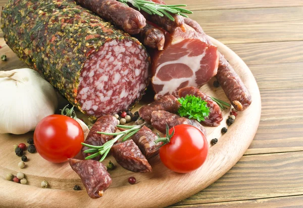 Smoked sausage with rosemary and peppercorns tomatoes and garlic — Stock Photo, Image