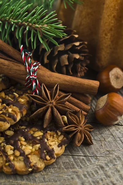 Gâteaux de Noël sur fond de bois brun (focus sélectif ) — Photo