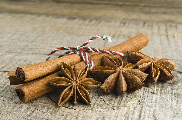 Anis étoilé à la cannelle au moment de Noël (focus sélectif ) — Photo