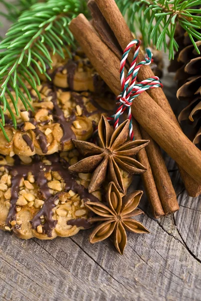 茶色の木製の背景 （セレクティブ フォーカスのクリスマス ケーキ) — ストック写真