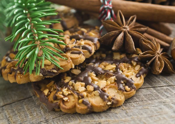 Gâteaux de Noël sur fond de bois brun (focus sélectif ) — Photo