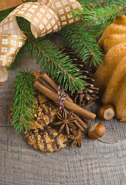 Pasteles de Navidad sobre fondo de madera marrón (enfoque selectivo ) —  Fotos de Stock