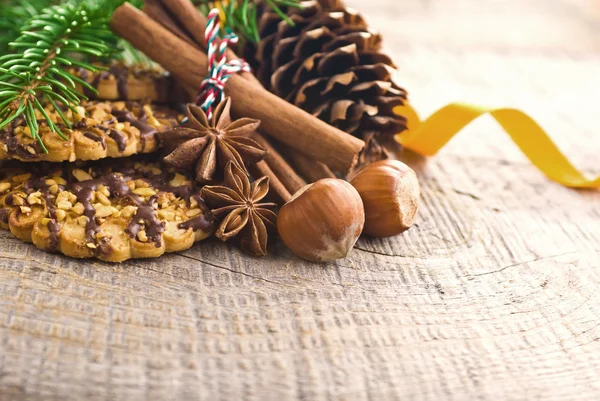 Pasteles de Navidad sobre fondo de madera marrón (enfoque selectivo ) — Foto de Stock