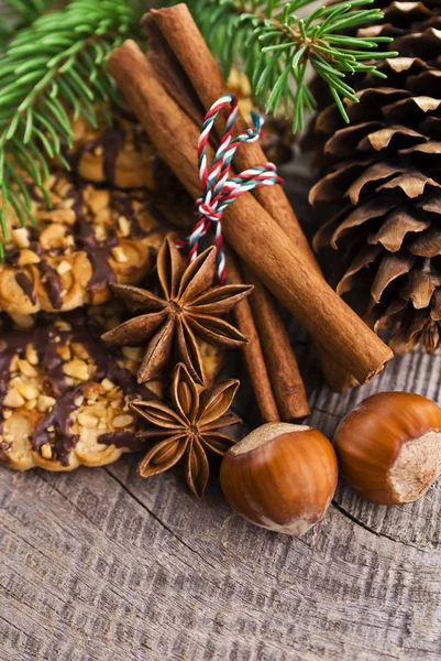 Pasteles de Navidad sobre fondo de madera marrón (enfoque selectivo ) — Foto de Stock