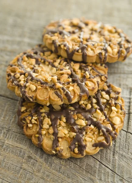 Biscuits aux pépites de chocolat sur table en bois (focus sélectif ) — Photo