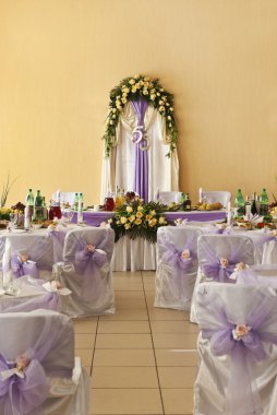 Bir etkinlik ya da düğün resepsiyonu için masa hazır.